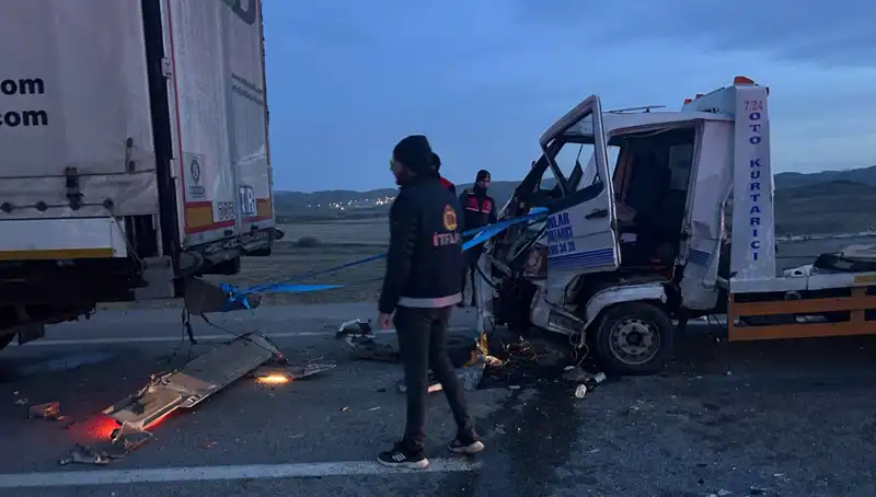Kazaya Yardım İçin Durdu, Çekici Tarafından Çarpınca Feci Kaza Oldu