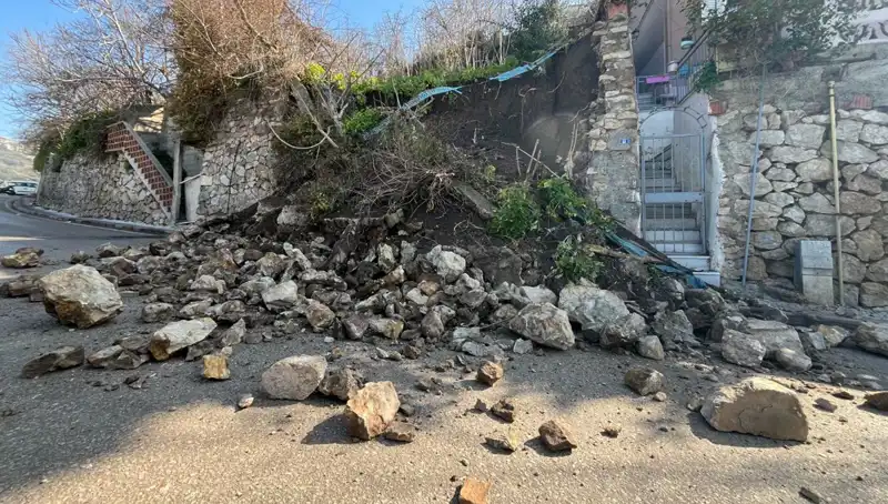 İstinat Duvarının Çökmesi Trafiği Felç Etti: Olay Anı ve Sonrası