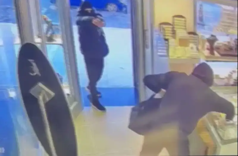 Ümraniye’de Şok Eden Soygun Girişimi: Maskeli Hırsızlar Silahla Geldi!