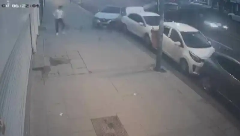 Direksiyon Hakimiyetini Kaybeden Araç Park Halindeki Araca Çarptı!