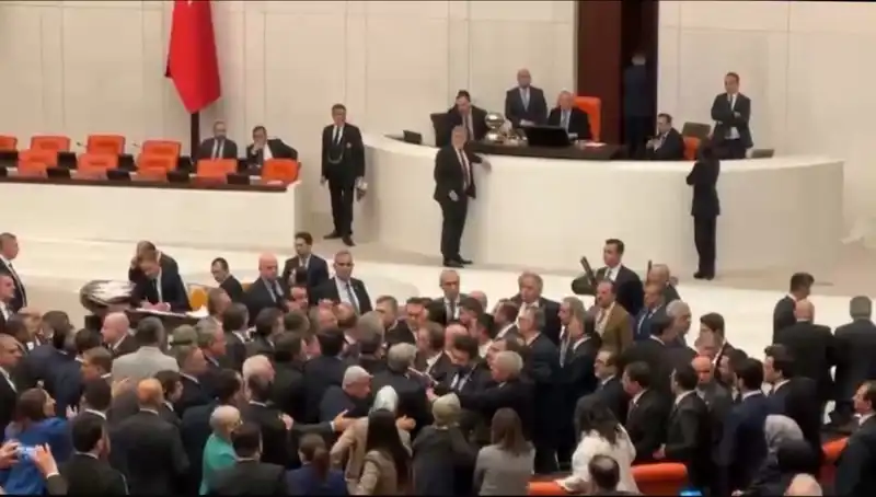 Mecliste Beklenmedik Kavga: Emekli İkramiyeleri Tartışma Konusu Oldu