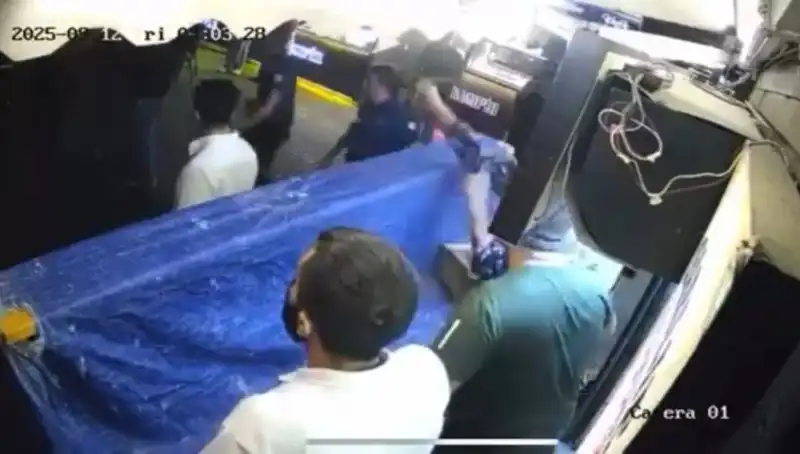 Ortaköy'de Korkunç Gece: Tekme Tokat Kavga Güvenlik Kameralarını Salladı