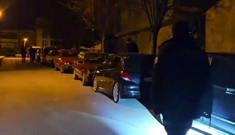 Park Halindeki Araçlara Saldırı: Çizim Yapan Hırsızlar Kamerada