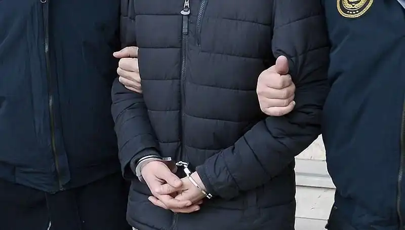 Samsun’da Hırsızlık ve Silahlı Tehdit Suçundan Aranan Firari Yakalandı
