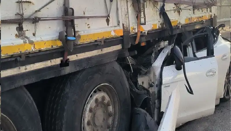 TIR'a Arkadan Saplanan Ok, Kaza Anında Gözleri Kamaştırdı