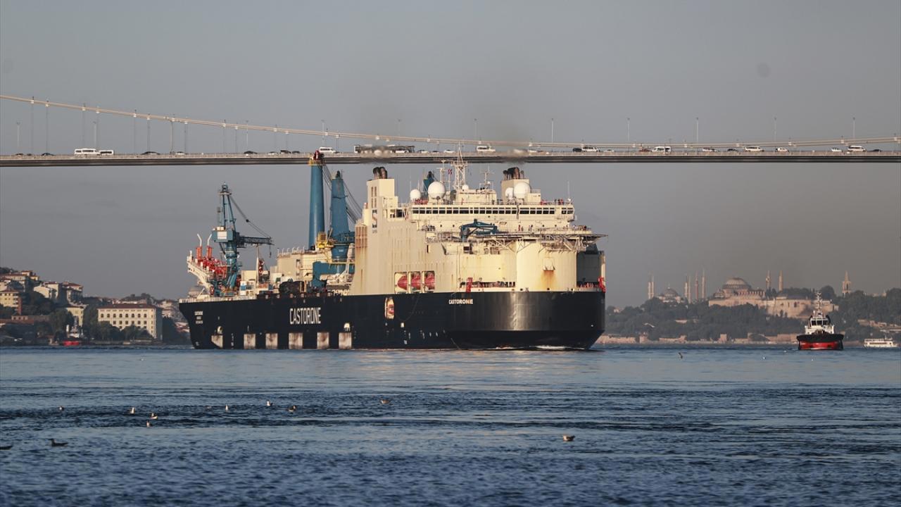 İstanbul Boğazı'nda Gemiler Seferlerine Aralıksız Devam Ediyor