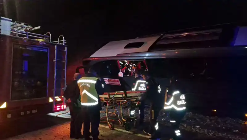 Festivale Dönüş Yolunda Faciaya Neden Olan Otobüs Kazası: 23 Yaralı