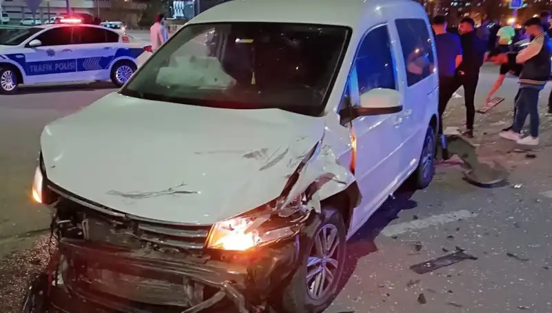 Batman'da Otomobil ve Ticari Araç Çarpıştı: 7 Kişi Yaralandı