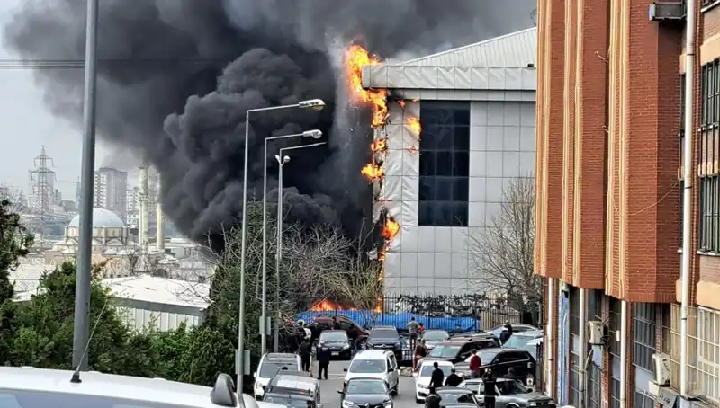 Başakşehir'de Sanayi Sitesinde Şiddetli Yangın: Olay Anı ve Sonrası