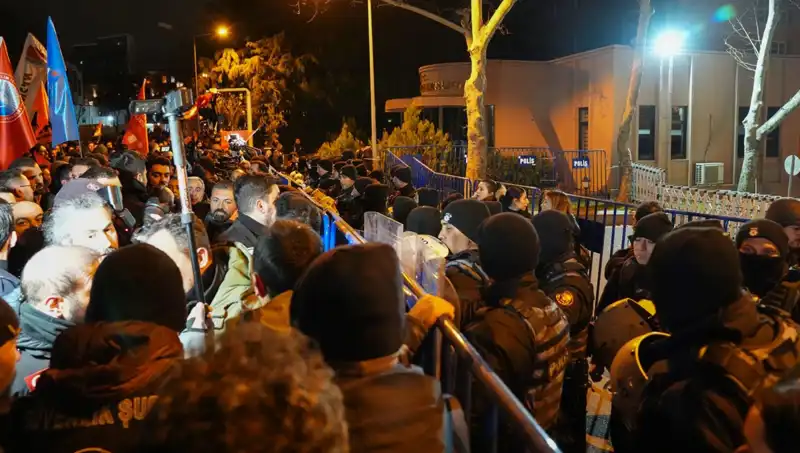 İstanbul'da İmamoğlu Protestoları: Yerlikaya Açıklama Yaptı, 53 Gözaltı ve Yaralı Polis
