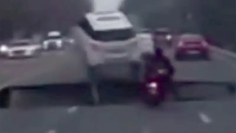 Güney Kore Otoyolunda Dev Çukur: Motosiklet Yutuldu, Şok Anlar Yaşandı!