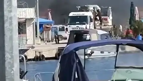 Tuzla'daki Balıkçı Barınağında Patlayan Lastikler Alev Alev Yandı!