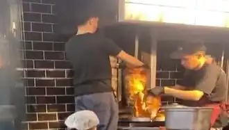 Gıda Skandalı: Pişmiş Tavuk Dönerin Üzerine Çiğ Et Konuldu!