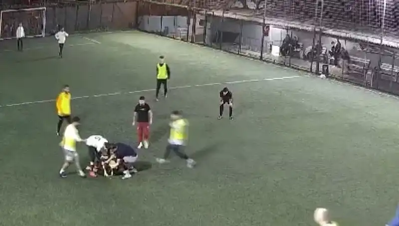 İki Ayrı Halı Sahada İki Trajik Ölüm Olayı: Spora Dikkat Çekiyor
