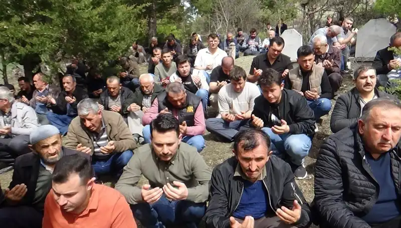 Bir Köyün Vefalı Sevgi Dolu Uğurlaması: Gözyaşlarıyla Ayrılık