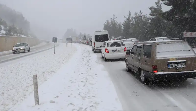 Kar Bastı! Denizli-Antalya Kara Yolunda Trafik Durma Noktasına Geldi