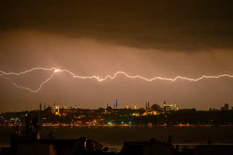 İstanbul'da Sıcaklık Aniden Düşüyor: Kar Yağışı Kapıda mı?