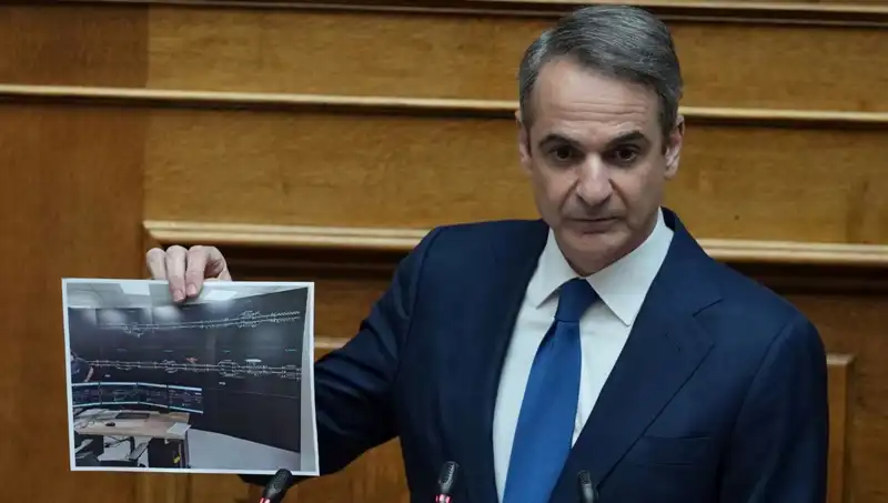 Yunanistan'da Siyasi Kriz Derinleşiyor: Miçotakis Protestolarla Yüzleşmekte Zorlanıyor
