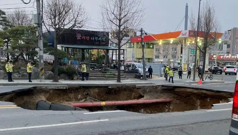 Güney Kore'de Dev Çukur Motosikleti Yuttu: Olayda 1 Kayıp, 1 Yaralı