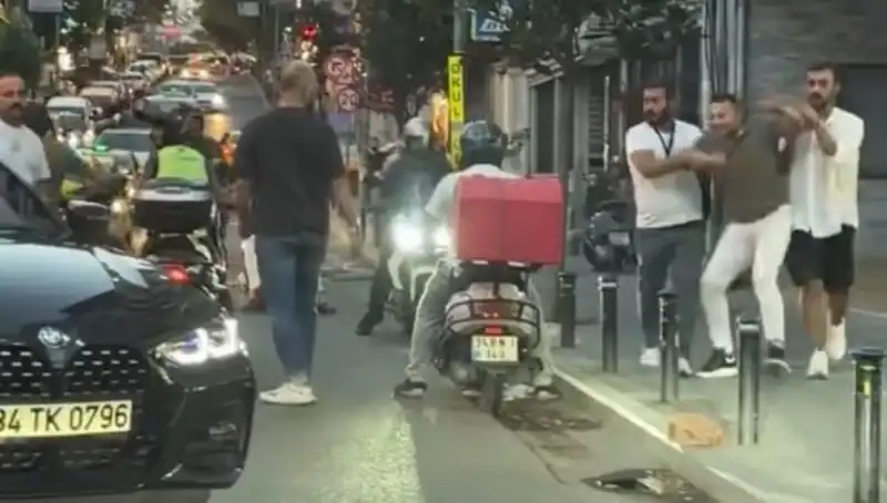 Nişantaşı'nda Kısmen Büyüyen Yol Verme Kavgası Sopalı Saldırıya Dönüştü