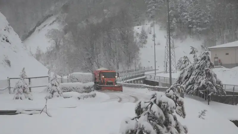 Bolu Dağı'nda Kar Yağışı ile Kış Manzarası Kendini Gösterdi