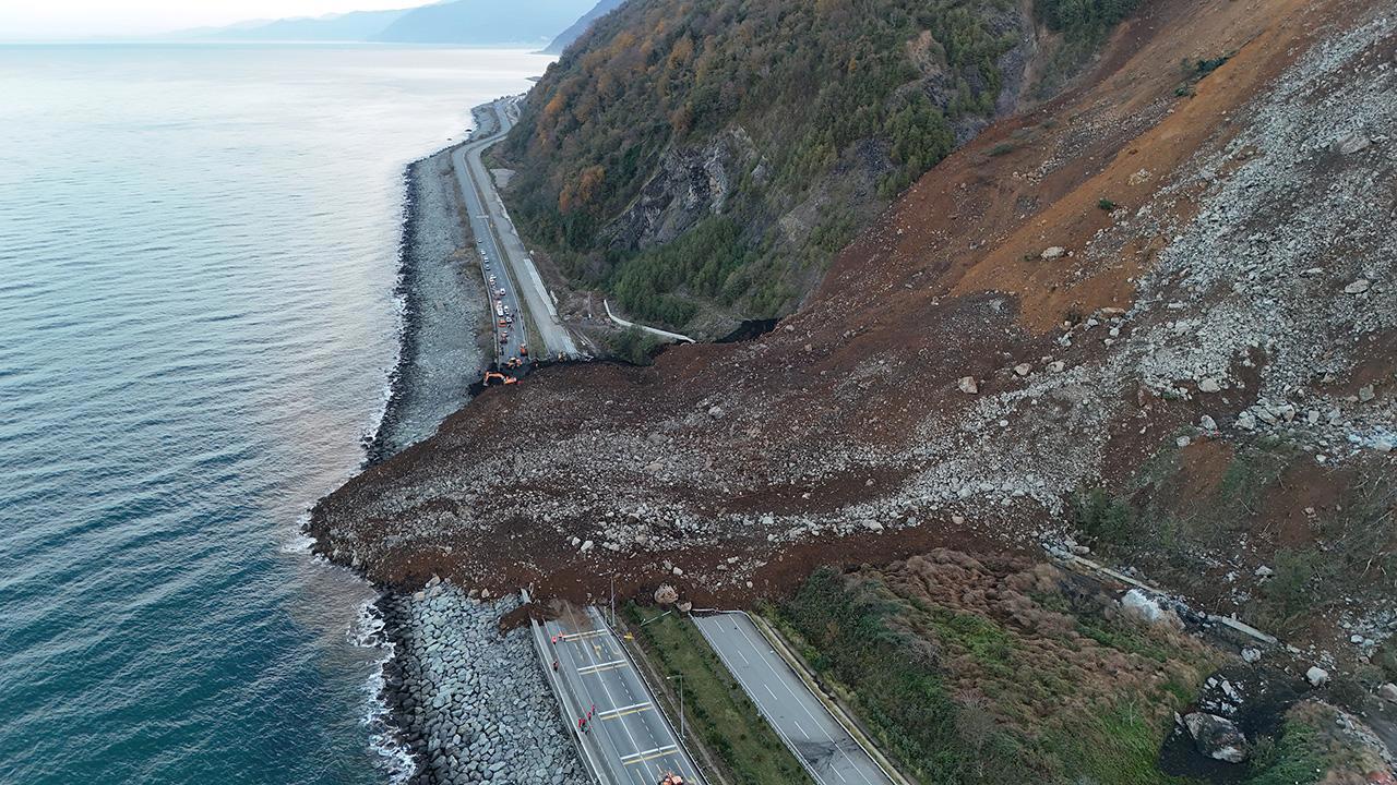 Artvin'deki dev heyelanda 100 bin ton toprak kütlesi hareket etti