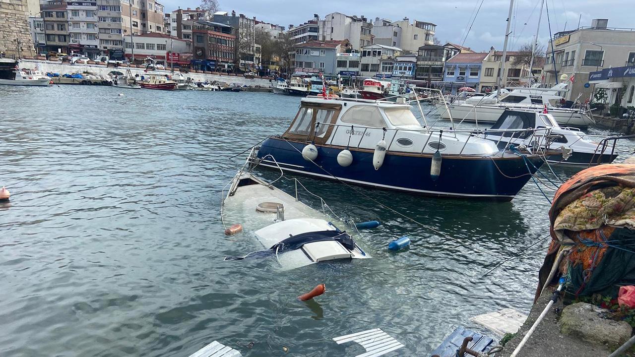 Çanakkale'de kuvvetli yağış nedeniyle 8 metrelik tekne battı.