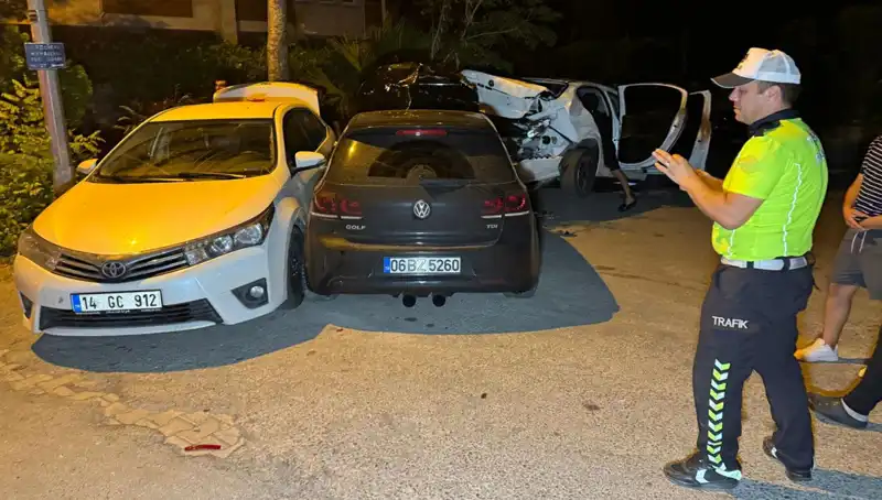 Alkollü Sürücünün Kontrolsüz Seferi: Üç Araç Birden Çarpıştı!