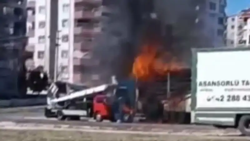 TIR Yangını: Alev Alev Yanan Araç, 3 Saatte Küle Döndü