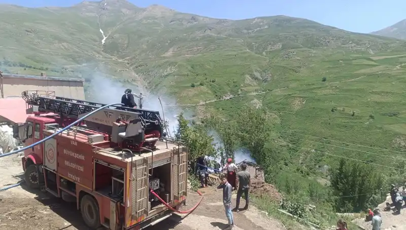 Van'da Büyükanne ve Torunu Arasında Trajik Yangın Olayı