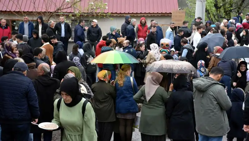 ** Bir Asırdır Süregelen Geleneği Yaşatmak: 12 Bin Kişi Bayramlaştı!**