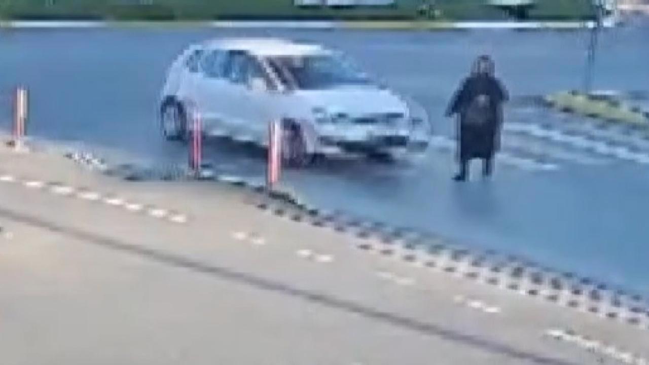Yol Kenarında İki Kazaya Karışan Sürücü Kurtarıldı