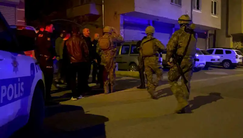 Balkonundan Tüfekle Ateş Açan Şahıs, Polis Gelince Kendini Eve Kilitledi!
