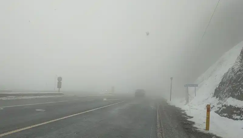 Bolu Dağı'ndaki Kar ve Sis, Ulaşımı Zorlaştırıyor!